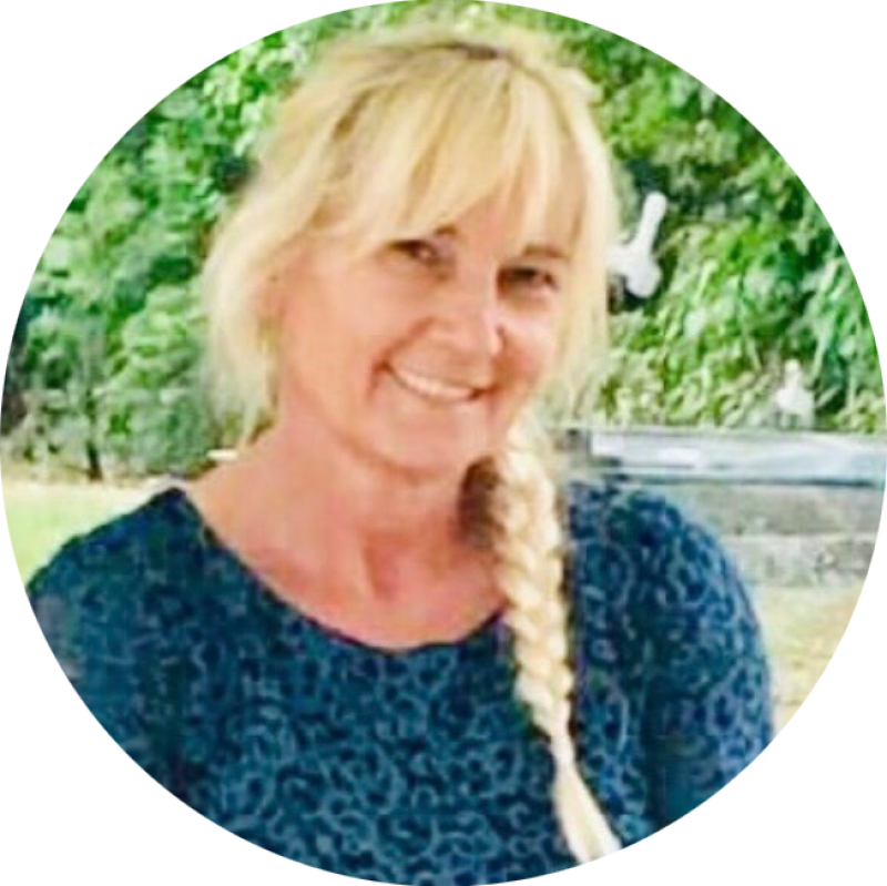 Niki (helyettesíti Erika)