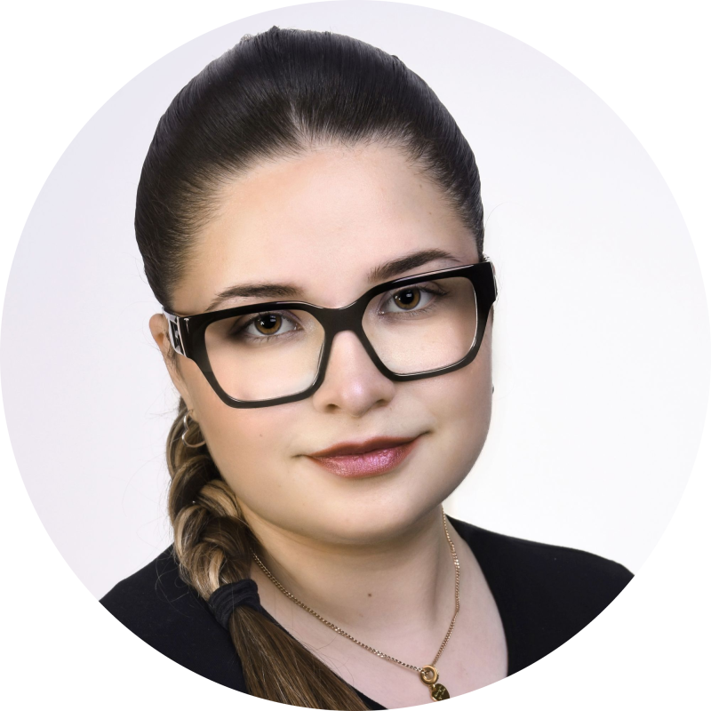 Virág (Sminktetováló, szempilla stylist/Speak english)