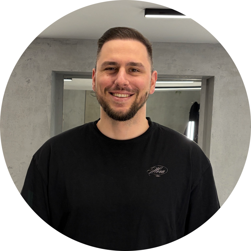 Márton Balázs (Ápr 14-22-ig szabadságon)